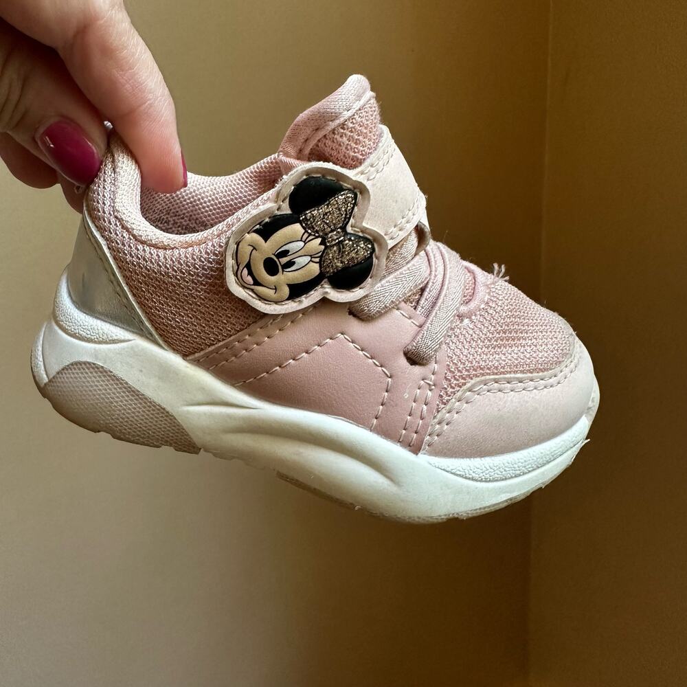 H&M Minnie Mouse pink white low top sneakers SIZE 3-4
